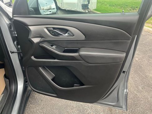 Used 2023 Chevrolet Traverse LT image 24