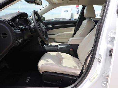 Used 2023 Chrysler 300 Touring L image 10