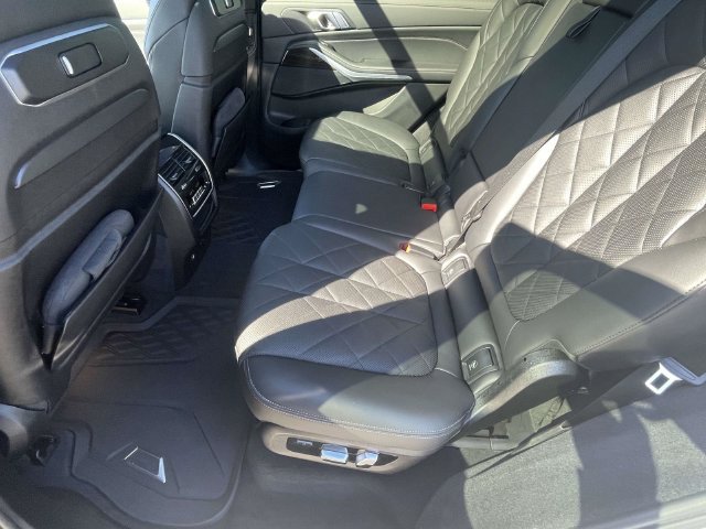 Used 2023 BMW X7 xDrive40i w/ M Sport Package AWD/4WD image 12