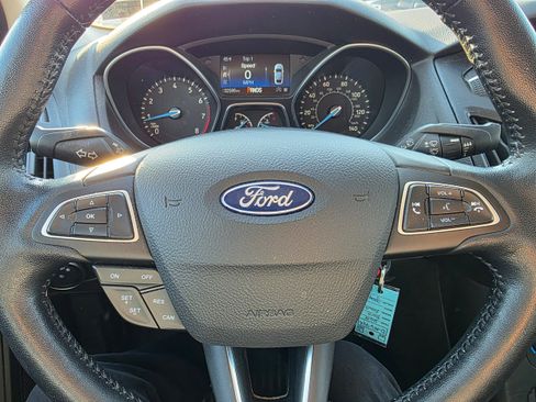 Used 2018 Ford Focus SE w/ SE Appearance Package image 12