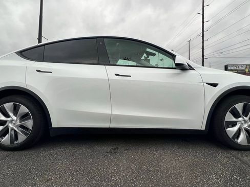 Used 2021 Tesla Model Y Long Range image 9