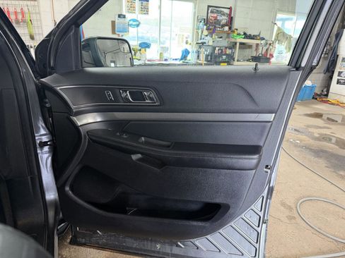 Used 2018 Ford Explorer XLT w/ Equipment Group 202A AWD/4WD image 28
