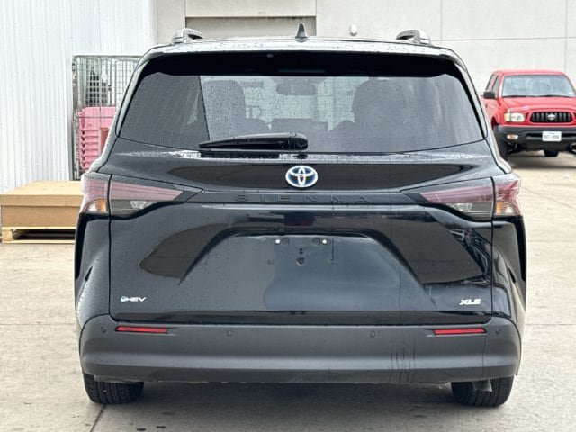 Used 2025 Toyota Sienna XLE FWD image 5