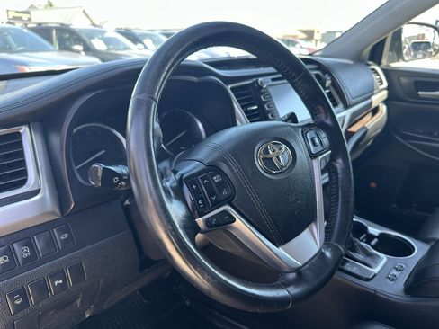 Used 2017 Toyota Highlander Limited image 6