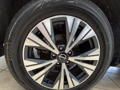 Used 2022 Nissan Rogue SV AWD/4WD image 18