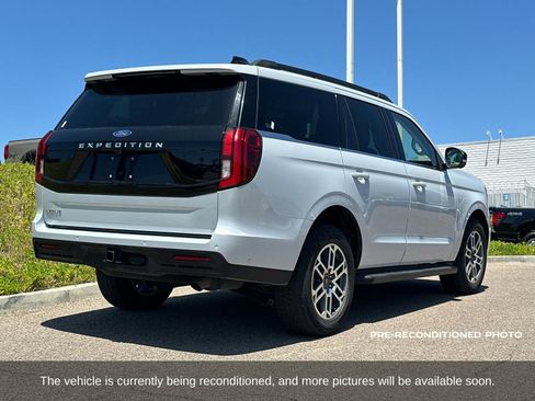 Used 2025 Ford Expedition Active AWD/4WD image 6