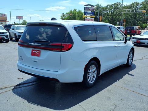 Used 2024 Chrysler Pacifica Touring-L FWD image 4