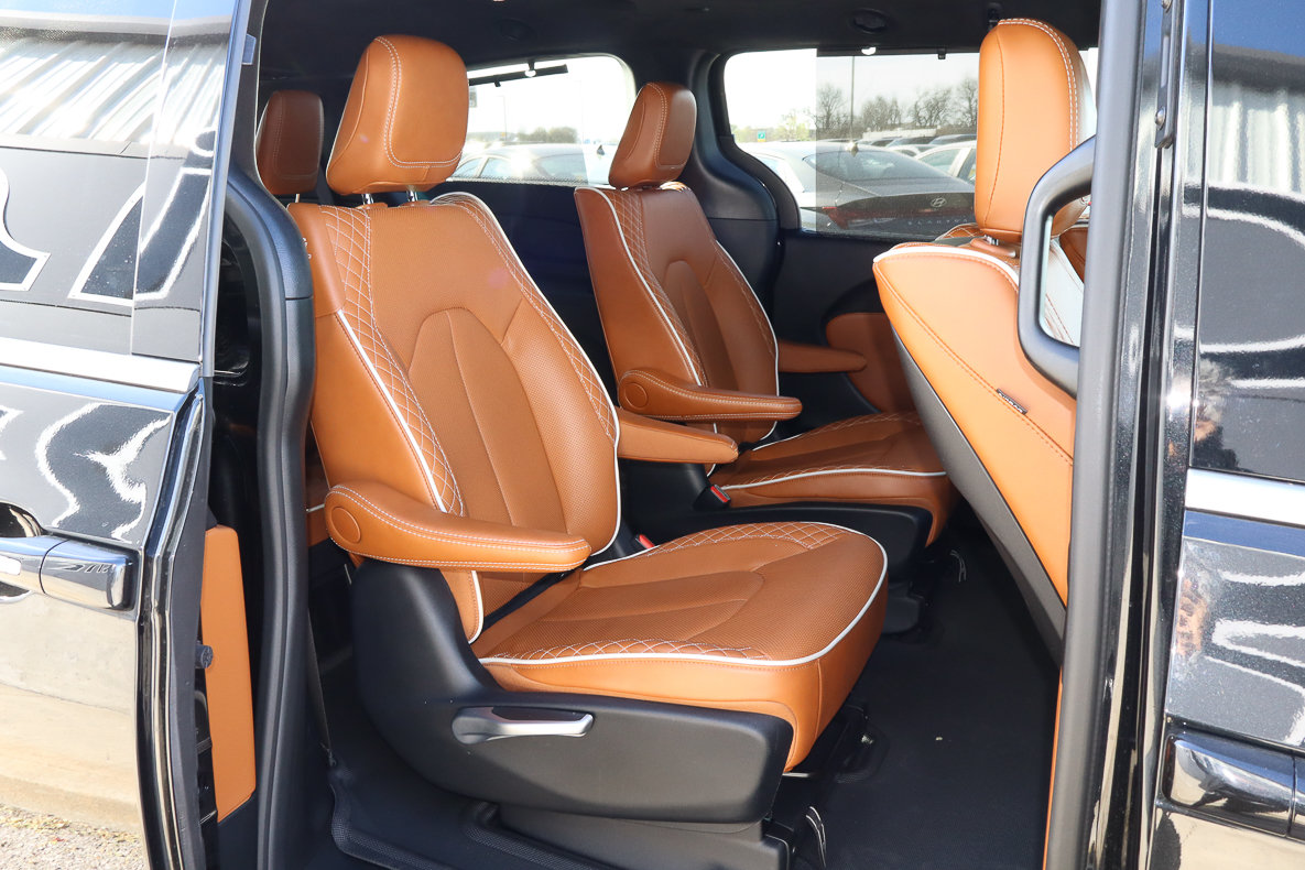 Used 2024 Chrysler Pacifica Pinnacle FWD image 31