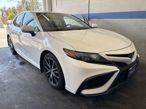 Used 2023 Toyota Camry SE FWD image 1