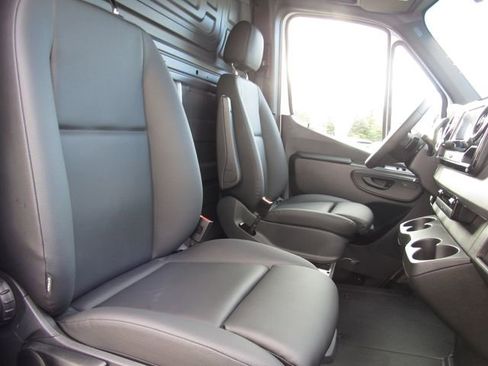 Used 2025 Mercedes-Benz Sprinter 2500 image 16