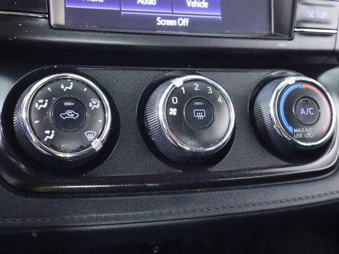 Used 2018 Toyota RAV4 LE AWD/4WD image 20