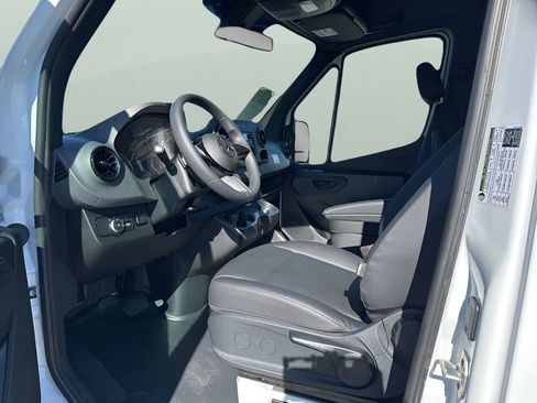 Used 2025 Mercedes-Benz Sprinter 2500 image 9
