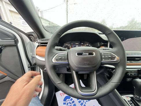 Used 2024 Jeep Compass Limited image 14