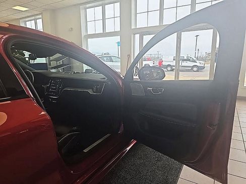 Used 2019 Volvo S60 T6 R-Design image 33