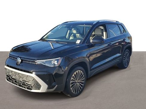 New 2026 Volkswagen Taos SE FWD image 2