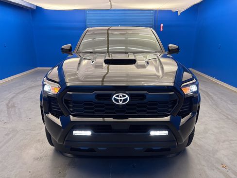 Used 2024 Toyota Tacoma TRD Sport w/ TRD Sport Premium Package AWD/4WD image 3