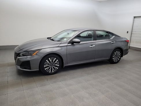 Used 2023 Nissan Altima 2.5 SV FWD image 2