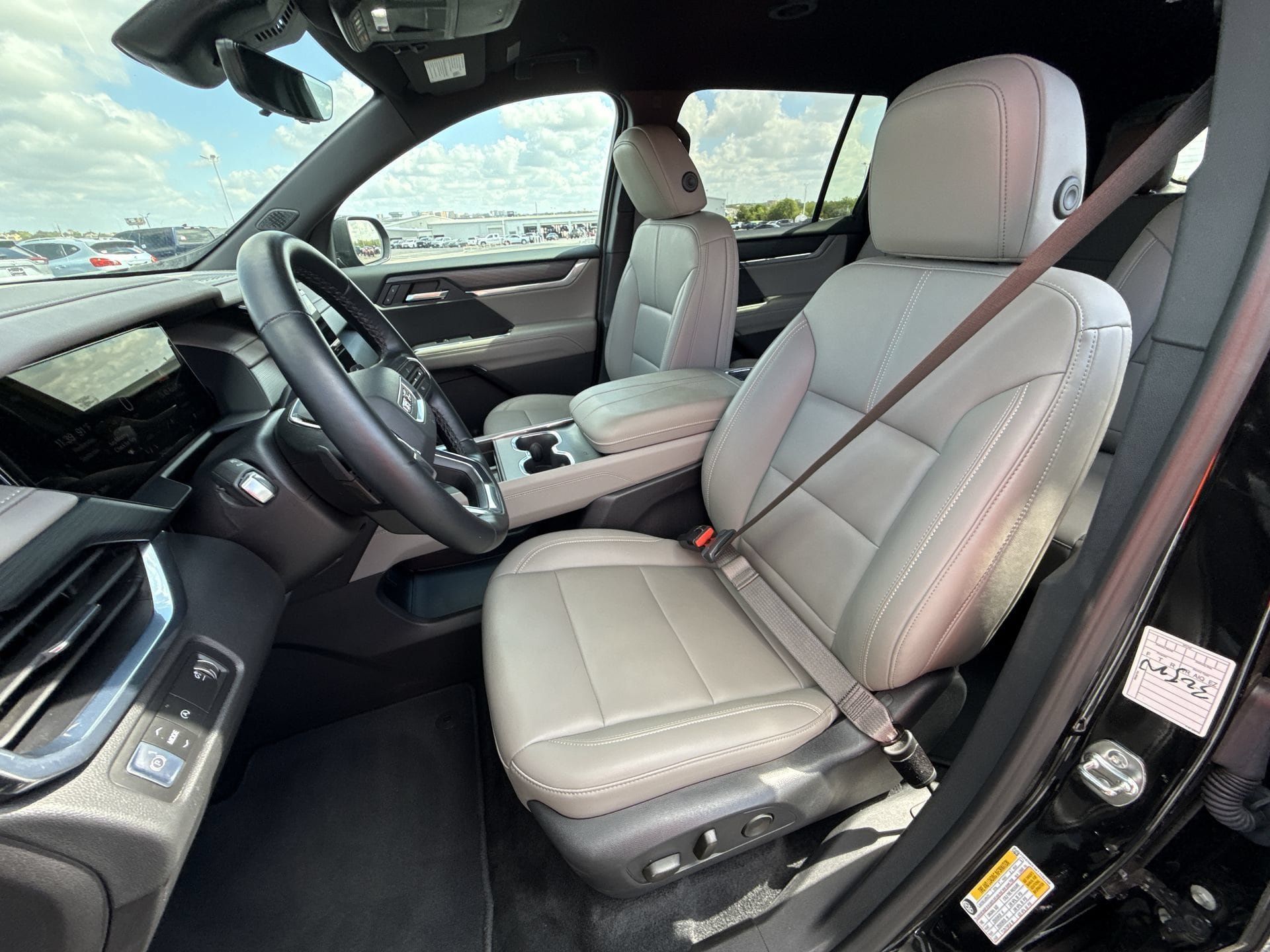 Used 2026 GMC Acadia Elevation w/ Elevation Premium Package FWD image 13