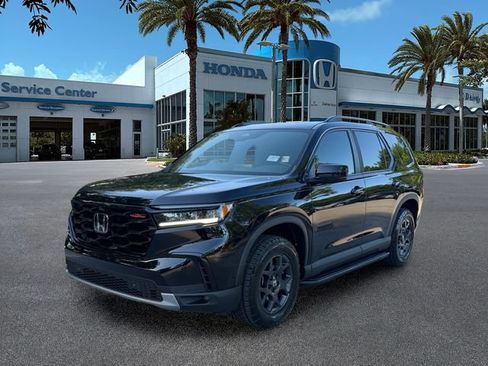 Used 2025 Honda Pilot TrailSport image 4