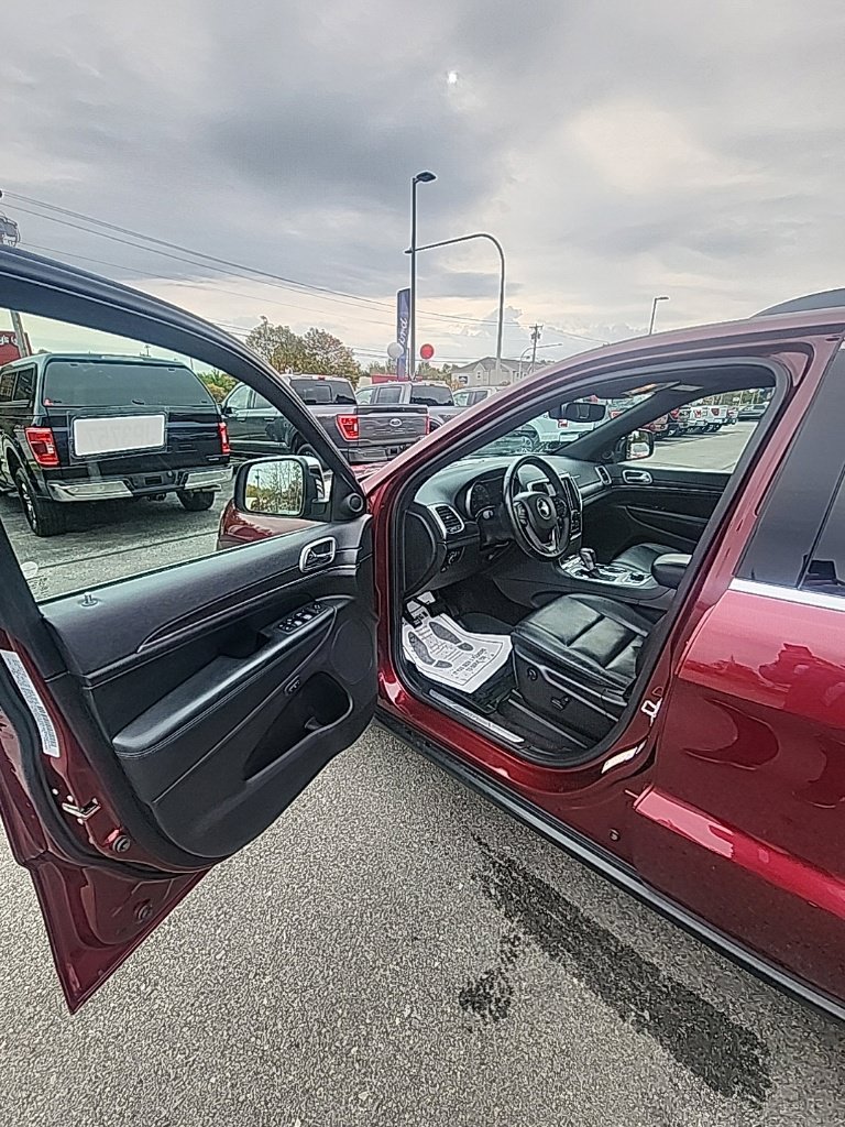 Used 2018 Jeep Grand Cherokee Limited AWD/4WD image 24