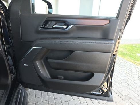 Used 2025 GMC Yukon Denali AWD/4WD image 8