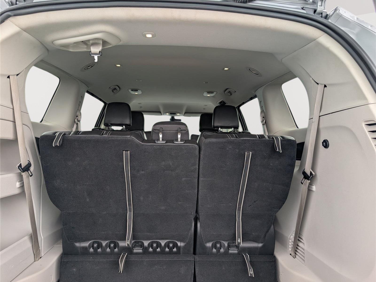 Used 2024 Chrysler Pacifica Touring-L FWD image 13