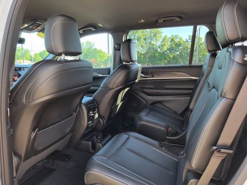 Used 2025 Jeep Grand Cherokee L Limited AWD/4WD image 18
