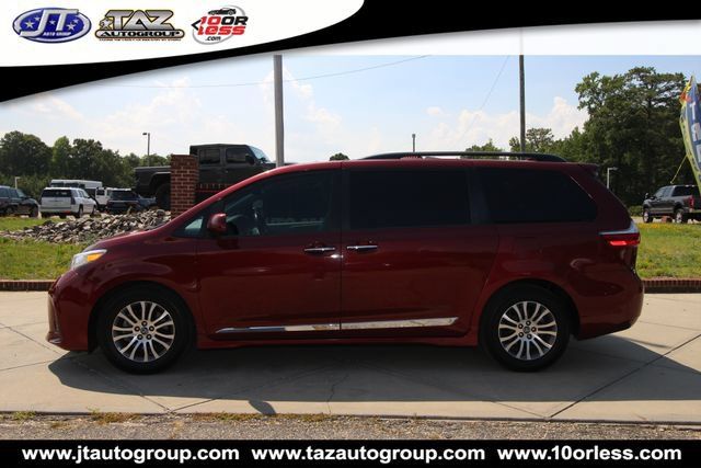 Used 2018 Toyota Sienna XLE Premium w/ Carpet Mat Package FWD image 4