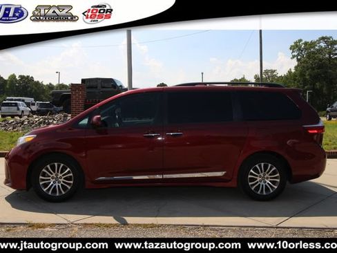 Used 2018 Toyota Sienna XLE Premium w/ Carpet Mat Package FWD image 4