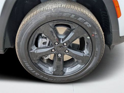 New 2025 Jeep Grand Cherokee L Altitude image 9