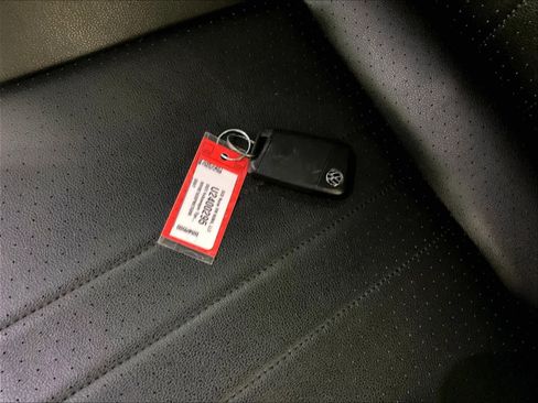 Used 2023 Volkswagen Tiguan SE R-Line image 30