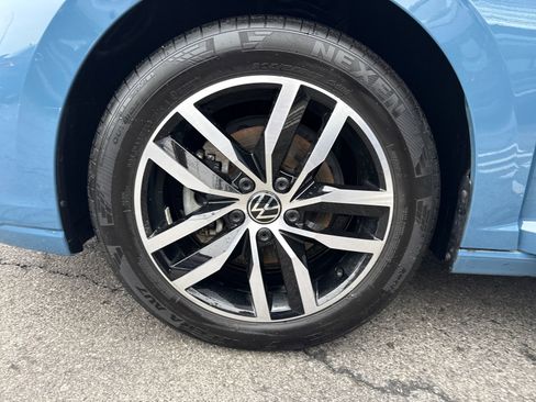 Certified 2025 Volkswagen Jetta SE w/ Sunroof Package image 27