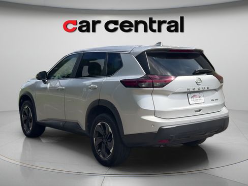 Used 2024 Nissan Rogue SV AWD/4WD image 3