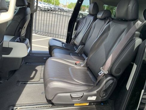 Used 2022 Kia Carnival LX image 15