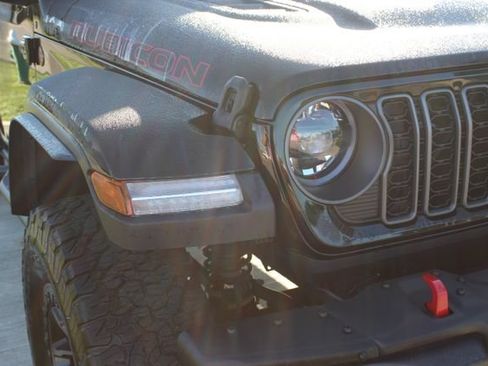 Used 2025 Jeep Wrangler Unlimited Rubicon AWD/4WD image 5