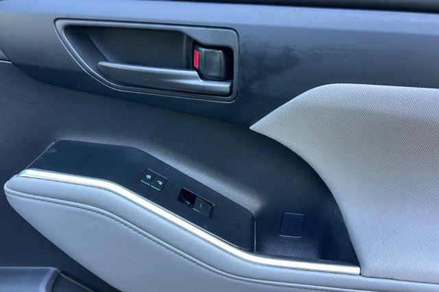 Used 2021 Toyota Highlander LE FWD image 21