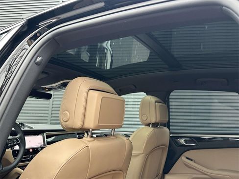 Used 2025 Porsche Macan image 15