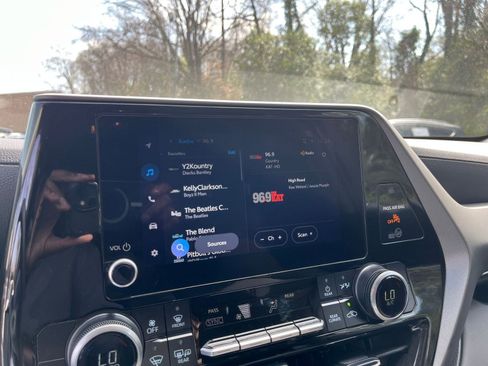 Used 2025 Toyota Highlander LE image 20