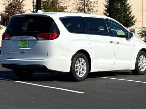 Used 2020 Chrysler Pacifica Touring image 9