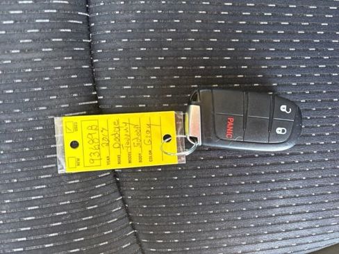 Used 2017 Dodge Journey SE w/ Flexible Seating Group FWD image 17