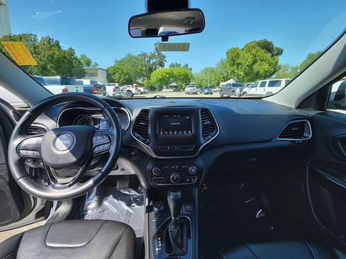 Certified 2019 Jeep Cherokee Latitude Plus image 25