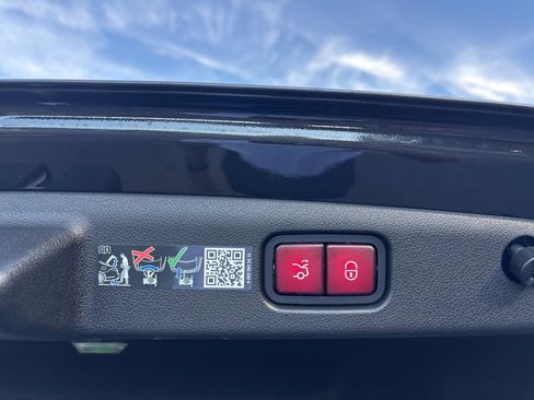 Used 2025 Mercedes-Benz E 350 4MATIC Sedan image 10