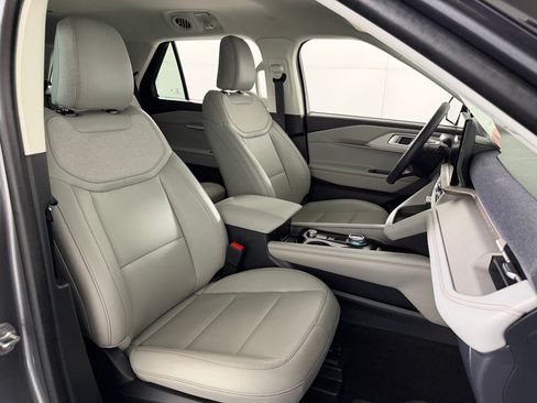 Used 2025 Ford Explorer Active w/ Active Comfort Package RWD image 26