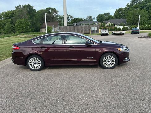 Used 2013 Ford Fusion SE FWD image 2