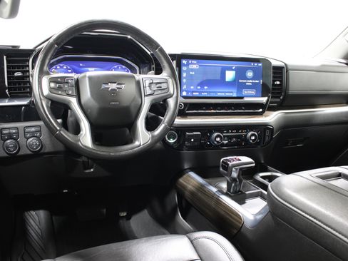 Used 2022 Chevrolet Silverado 1500 LT Trail Boss w/ Convenience Package II AWD/4WD image 2