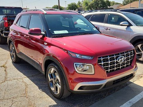 Used 2024 Hyundai Venue Limited FWD image 4