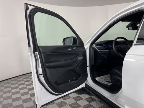 Used 2024 Jeep Grand Cherokee L Laredo image 16