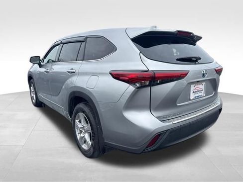 Used 2021 Toyota Highlander LE image 4