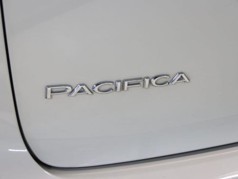 Used 2019 Chrysler Pacifica Limited w/ Tire & Wheel Group FWD image 10