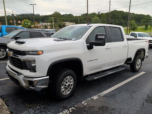 Used 2025 Chevrolet Silverado 2500 LT w/ Convenience Package AWD/4WD image 3